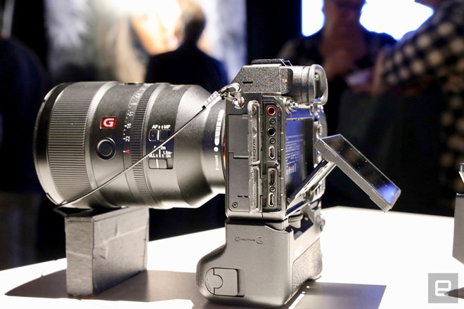 Ngoài ra, Sony A7R IV sẽ được trang bị cổng USB-C và 2 khe cắm thẻ SD UHS-II giúp nâng cao tốc độ đọc ghi dữ liệu.