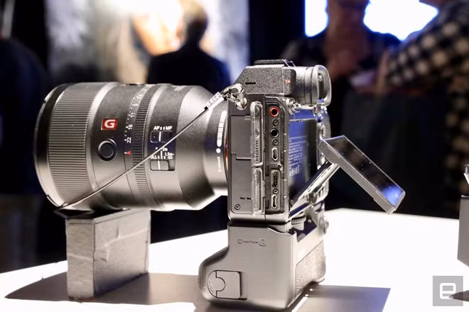 Ngoài ra, Sony A7R IV sẽ được trang bị cổng USB-C và 2 khe cắm thẻ SD UHS-II giúp nâng cao tốc độ đọc ghi dữ liệu.