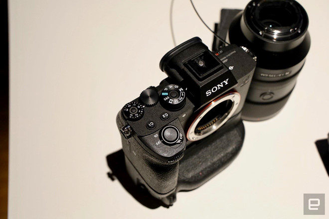 Máy hỗ trợ quay 30 fps ở độ phân giải 4K và 120 fps ở độ phân giải Full HD. Bên cạnh đó, máy cũng được trang bị đầy đủ chế độ quay như S-Log 2, S-Log 3, HDR.