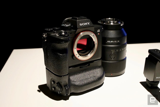 A7R IV được trang bị bộ ổn định hình ảnh quang học 5 trục. Màn hình của máy cũng hỗ trợ cảm ứng tuy nhiên nó không thể lật ra phía trước như chiếc A6400.