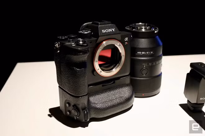 A7R IV được trang bị bộ ổn định hình ảnh quang học 5 trục. Màn hình của máy cũng hỗ trợ cảm ứng tuy nhiên nó không thể lật ra phía trước như chiếc A6400.