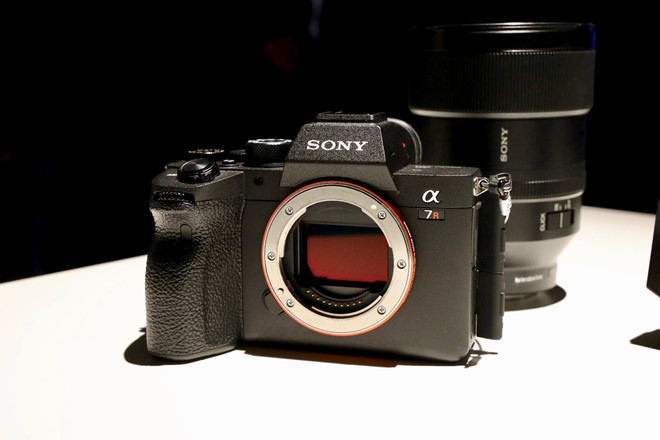  Sony A7R IV vẫn giữ nguyên thiết kế so với phiên bản tiền nhiệm. Tuy nhiên, phần báng cầm đã được làm lớn, sâu hơn, giúp người dùng có thể cầm thoải mái khi sử dụng lâu dài.