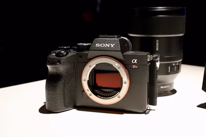  Sony A7R IV vẫn giữ nguyên thiết kế so với phiên bản tiền nhiệm. Tuy nhiên, phần báng cầm đã được làm lớn, sâu hơn, giúp người dùng có thể cầm thoải mái khi sử dụng lâu dài.