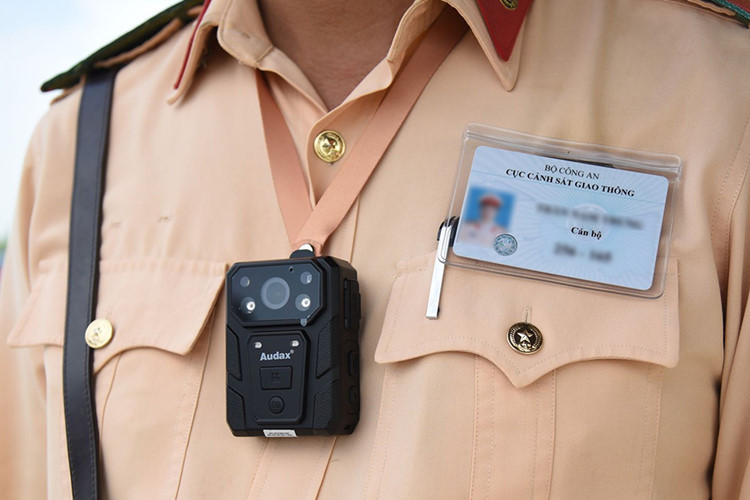 Chiếc camera gắn ngực của CSGT Việt Nam với cái tên "Chest Camera 2019" mới xuất hiện gần đây đang được đông đảo tín đồ yêu công nghệ chú ý. Với thông số ấn tượng, thiết bị này nhanh chóng được so sánh với nhiều thiết bị ghi hình, giám sát khác. Và điều thú vị là nhiều người cho rằng chiếc camera này hoàn toàn có thể sử dụng thay thế cho các action đang phổ biến hiện nay.