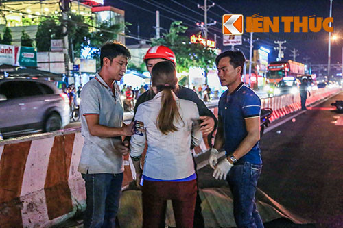 Người nhà nạn nhân khi hay tin đã chạy đến hiện trường, ôm thi thể nạn nhân gào khóc thảm thiết.