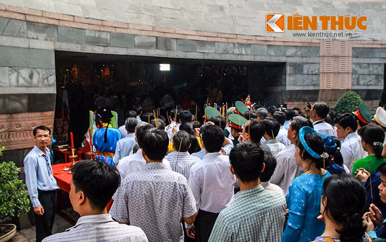 Càng gần về trưa lượng người đổ về đây càng đông. Ai ai cũng thành kính dâng những nén hương, lễ vật lên các vị vua Hùng để bày tỏ lòng biết ơn. Nhiều người đi từ các tỉnh miền Tây lên TP HCM từ rất sớm để hội tụ về đây dự lễ giỗ Quốc Tổ. 