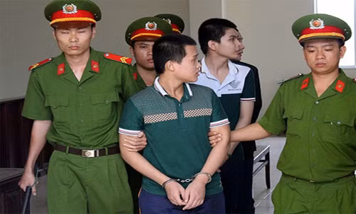 Thieu nu bi nhom ban trai quen qua facebook hiep dam tap the