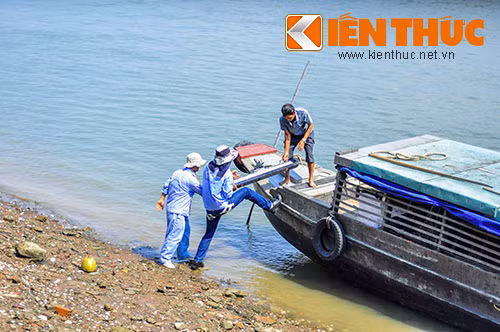 Chiều 21/3, đoàn công tác thuộc lực lượng tìm kiếm của Công ty cổ phần thiết kế kỹ thuật cảng biển (Portcoast) vẫn đang nổ lực xác định vị trí chính xác của dầm cầu Ghềnh bị sập.