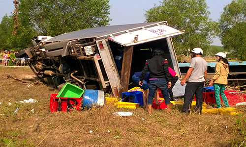 Xe tai mat lai dam container, ba nguoi tu vong