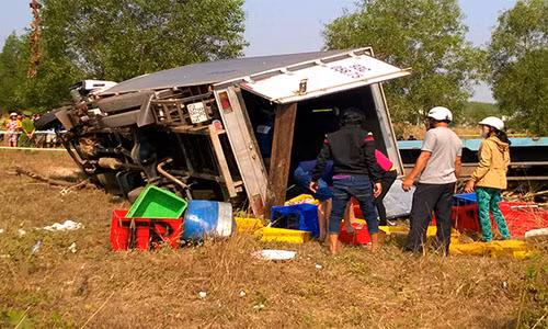 Xe tai mat lai dam container, ba nguoi tu vong