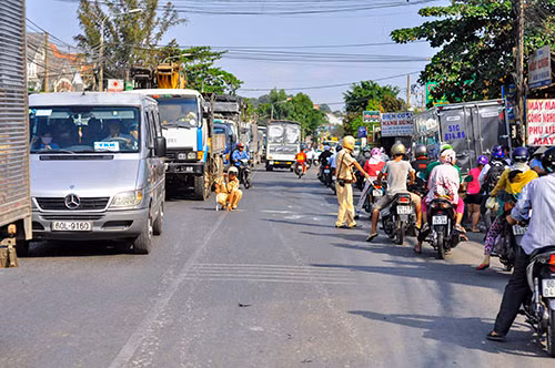 Vụ tai nạn khiến giao thông qua đường Bùi Văn Hoà bị ách tắc.