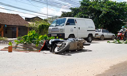 Người điều khiển xe máy bị bánh sau container cán qua người tử vong.