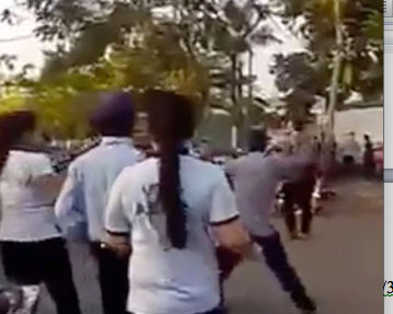 Nam thanh niên (áo sọc ngoài cùng bên phải) vung dao chém xối xả vào nữ công nhân. Ảnh cắt từ clip