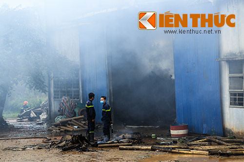 Nhiều tài sản cùng nguyên vật liệu bị thiêu rụi.