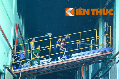 Ngọn lửa lớn bắt đầu bùng phát ở xưởng sơn.