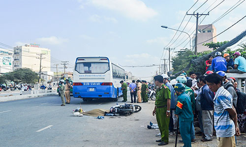 Xe khach tong xe may, hai cha con thuong vong