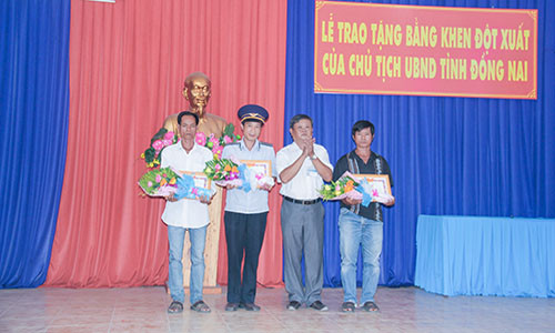 Khen thuong 2 nguoi dau tien thong bao su co sap cau Ghenh