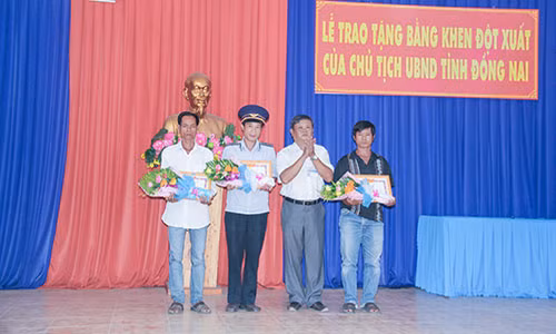 Khen thuong 2 nguoi dau tien thong bao su co sap cau Ghenh