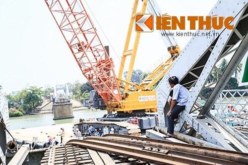 Người đàn ông có 30 năm gắn bó với cầu Ghềnh luôn hướng mắt về phía nhịp cầu bị đâm sập.