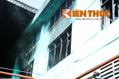 Toàn bộ cửa kính của khu xưởng bị vỡ do sức nóng từ ngọn lửa gây ra.