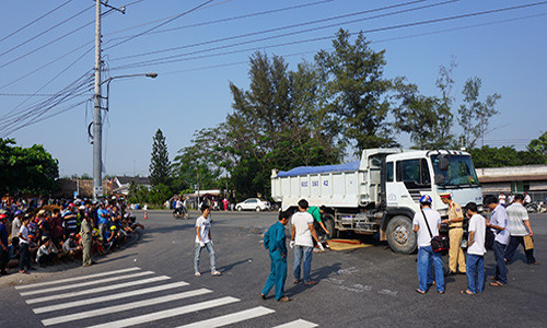 Xe ben tong xe may, 3 nguoi thuong vong