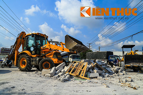 Container lat khien 2 nguoi nguy kich, giao thong un tac nhieu gio