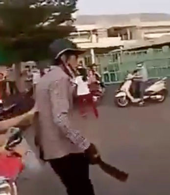 Sau khi chém nữ công nhân, nam thanh niên đem con dao gây án bỏ vào cốp xe. Ảnh cắt từ clip