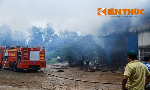 Hiện trường vụ cháy tại công ty SX giấy.