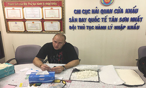 Đối tượng mang quốc tịch Nam Phi cùng số ma tuý lớn bị bắt giữ tại sân bay Tân Sơn Nhất.