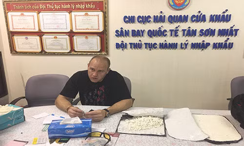 Đối tượng mang quốc tịch Nam Phi cùng số ma tuý lớn bị bắt giữ tại sân bay Tân Sơn Nhất.