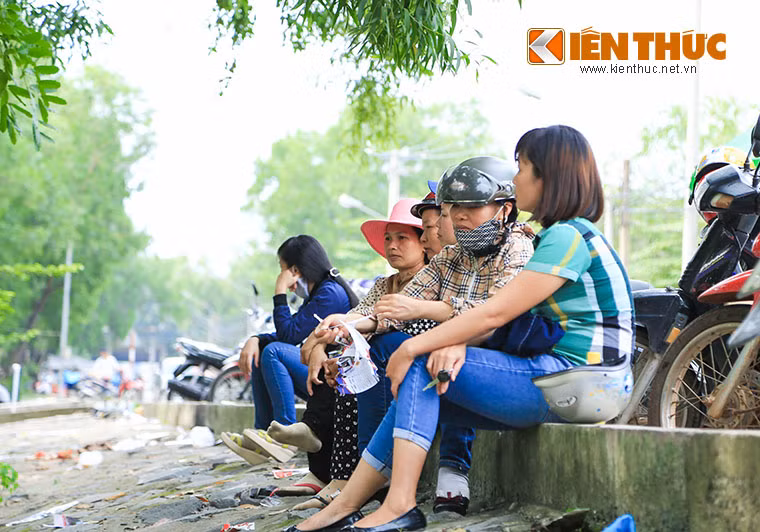 Những hình ảnh các phụ huynh vạ vật ở vỉa hè, dưới bóng cây không còn xa lạ gì khi mỗi mùa thi THPT quốc gia, thi đại học tới. Ảnh: Hoàng Thiên Dũng.