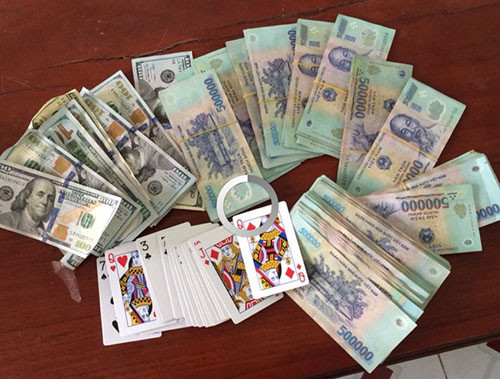 Tang vật thu giữ tại sới bạc.