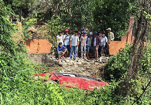 Khu vực nơi ô tô BMW rơi xuống suối.