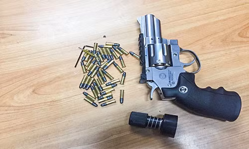 Khẩu súng và 42 viên đạn được gửi ra Hà Nội bằng máy bay bị bắt giữ. Ảnh: Hải quan sân bay cung cấp