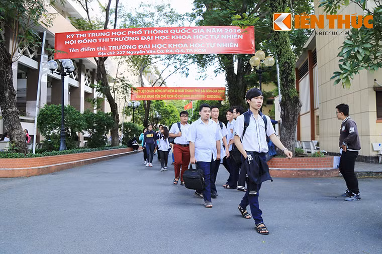 Chiều 1/7, thí sinh trên cả nước đã hoàn thành môn thi thứ 2 kỳ thi THPT Quốc gia 2016 với môn thi tiếng Anh. Ảnh: Hoàng Thiên Dũng.