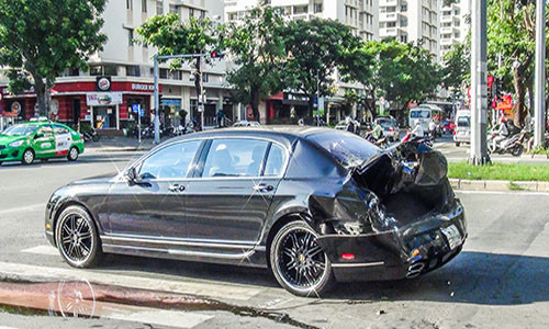 Chiếc siêu xe Bentley bị tông khi dừng đèn đỏ.