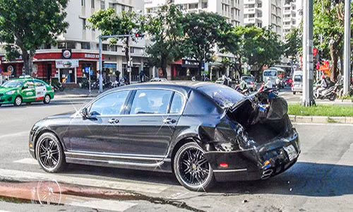 Chiếc siêu xe Bentley bị tông khi dừng đèn đỏ.