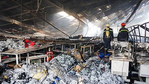 Chay lon giua Sai Gon, ca cong ty may do sap-Hinh-2