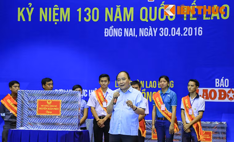 Giải đáp thắc mắc của nam công nhân Vũ Duy Thơ (đang làm việc tại KCN Amata Biên Hòa, Đồng Nai) về việc thu nhập của công nhân hiện nay rất thấp, Thủ tướng có kế hoạch gì để cải thiện vấn đề này, Thủ tướng Nguyễn Xuân Phúc hoan nghênh ý kiến của công nhân Thơ, đồng thời phân tích "Vừa rồi chúng ta có mặt bằng lương cơ bản phù hợp, tôi có hỏi một loạt công nhân đón ở cổng, công nhân cho biết thu nhập từ 5-10 triệu, tuy nhiên đời sống của công nhân còn nhiều khó khăn, vừa rồi Tổng liên đoàn Lao Động đề nghị tăng lương lên 14%, có nhiều ý kiến chỉ tăng 6% - 10%. Trước tình hình đó, tăng 12%, là hợp tình hợp lý, thể hiện sự quan tâm của Đảng, Nhà nước, của công đoàn Việt Nam với công nhân. Mức tăng đó làm cho đời sống công nhân cả nước tốt hơn trước". 