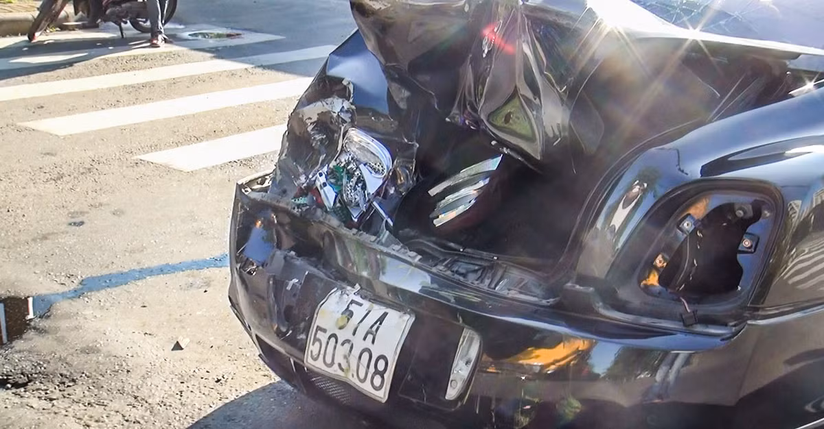 Phần đuôi xe bị hư hỏng nặng.