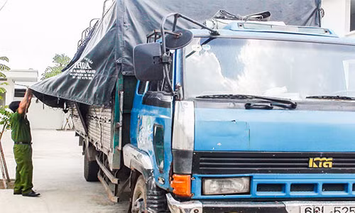 Chiếc xe đổ trộm chất thải bị công an bắt giữ.