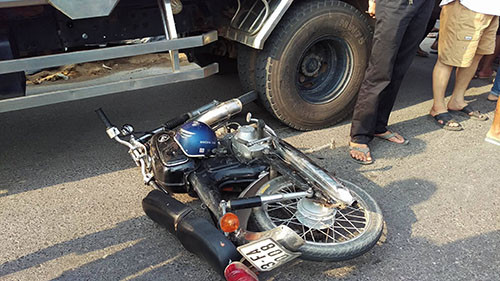 Sau khi gây tai nạn, tài xế container nhấn ga bỏ chạy.