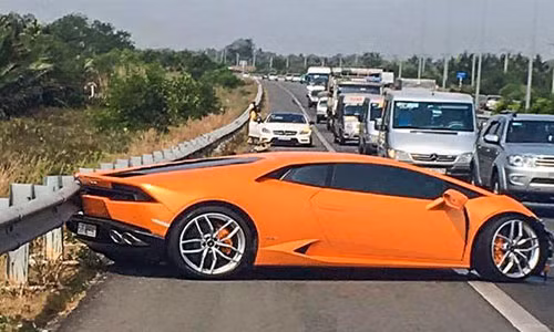 Chiếc xe gặp nạn được xác định là siêu xe Lamborghini Huracan mới xuất hiện tại Việt Nam. Ảnh: Trang Trần