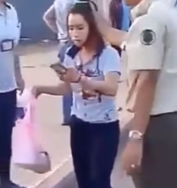 Nữ công nhân bị chém chảy máu ở đầu và lưng. Ảnh cắt từ clip