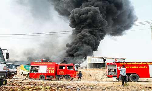 Kinh hoang nhin Cong ty hoa chat S.G chim trong bien lua-Hinh-2