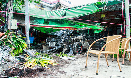 Chiếc xế hộp bị nát bét nằm lọt thỏm trong quán cà phê.