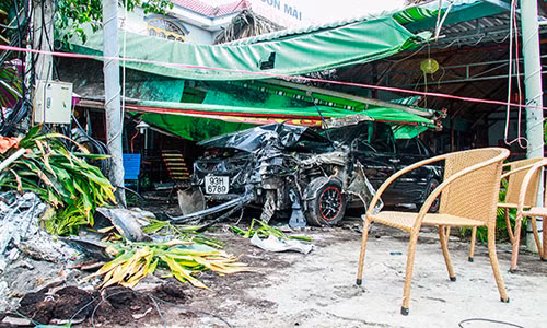 Chiếc xế hộp bị nát bét nằm lọt thỏm trong quán cà phê.