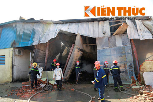 Binh Duong: Ba cong ty go gan nhau bat ngo boc chay-Hinh-2