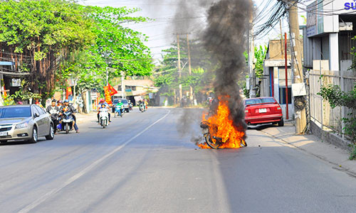 Di choi Tet, xe may Yamaha boc chay du doi