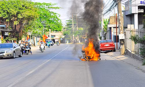 Di choi Tet, xe may Yamaha boc chay du doi
